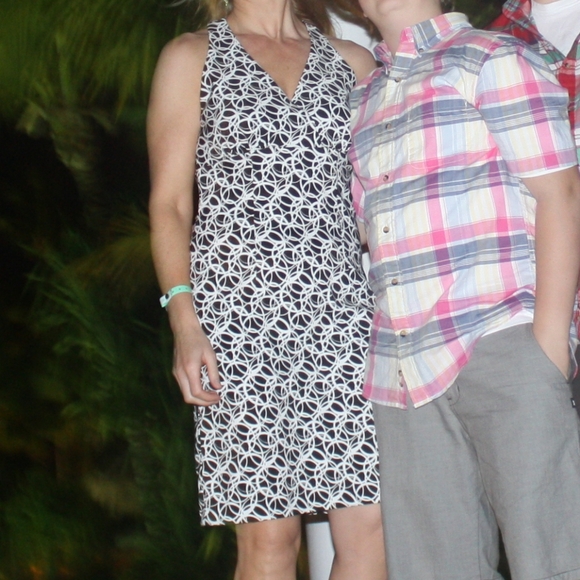 Shoulder-baring black and white, knee-length dress - Picture 6 of 10